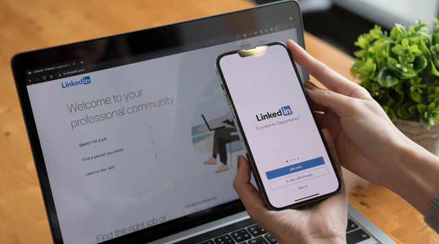Le service LinkedIn de l'Association découvrir vous aide à créer un profil performant et à augmenter votre visibilité professionnelle
