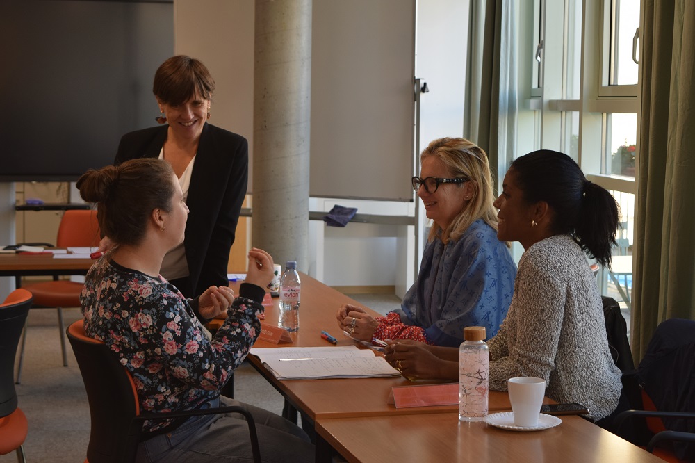 Programme ProActe, ateliers et formations pour réévaluer/redéfinir son projet professionnel et mieux comprendre et aborder le marché de l'emploi suisse, lorsque l'on est une femme migrante qualifiée.